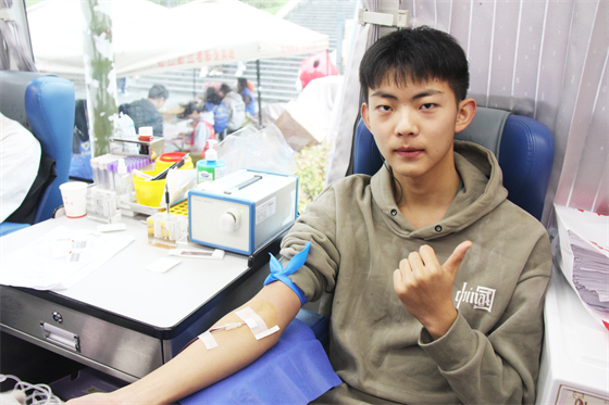 青春熱血匯聚點滴愛心 無私奉獻相約美麗校園