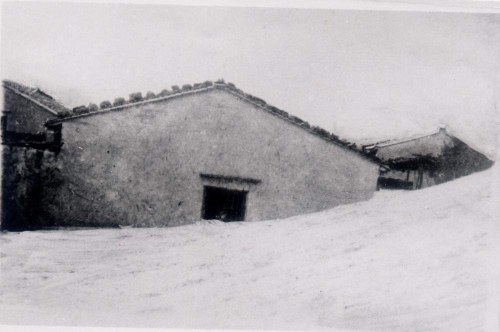 昔日的東山島風(fēng)沙掩埋部分村民村舍（資料照片）。