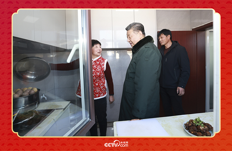 2025年春節(jié)前夕，習(xí)近平總書記在遼寧葫蘆島市綏中縣明水滿族鄉(xiāng)祝家溝村考察時(shí)，走進(jìn)村民朱西存家看望。