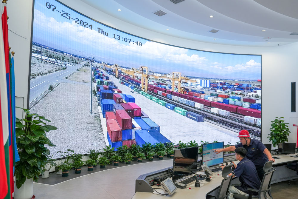 △ 在中哈（連云港）物流合作基地，工作人員通過“中哈物流場(chǎng)站”信息化跟蹤系統(tǒng)查看集裝箱運(yùn)輸情況（2024年7月25日攝）。
